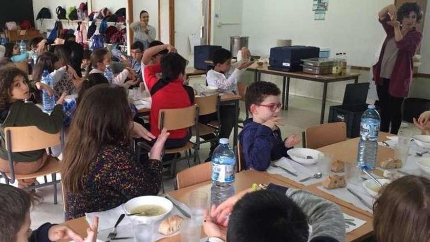 Alumnado en el comedor del Fermín Bouza Brey, durante el almuerzo. // D.P.