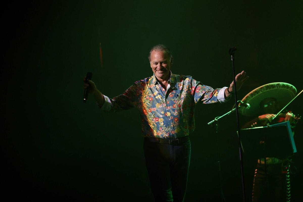 El concierto de Bertín Osborne en el teatro de la Laboral, en imágenes