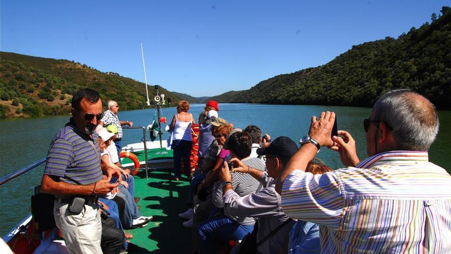 La Diputación reanuda la navegación fluvial en el embarcadero de Cedillo tras la reforma