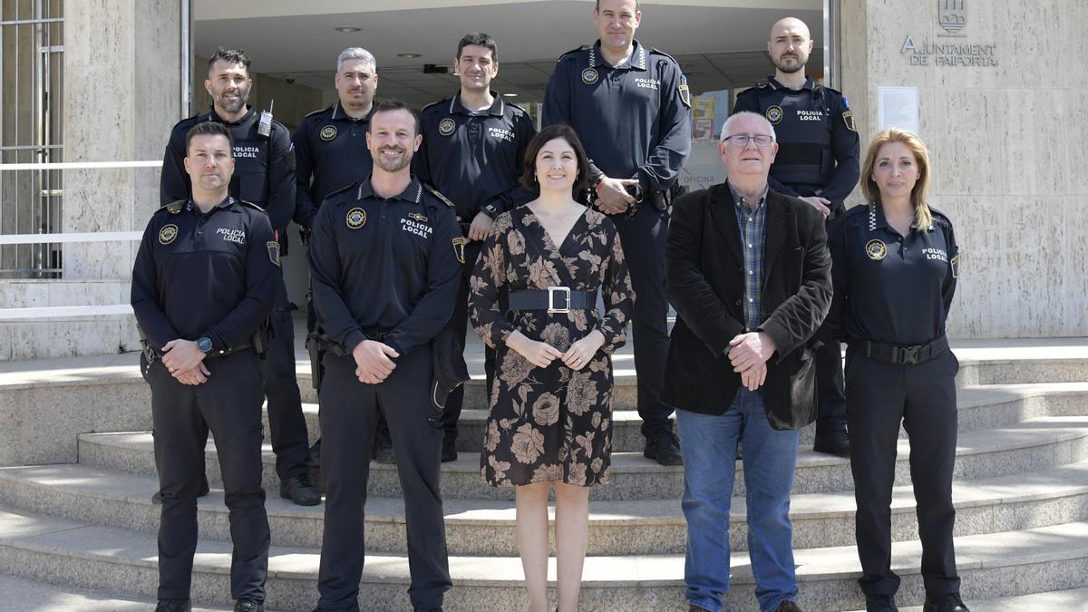 La alcaldesa de Paiporta, Maribel Albalat, junto al cuerpo de la Policía local.