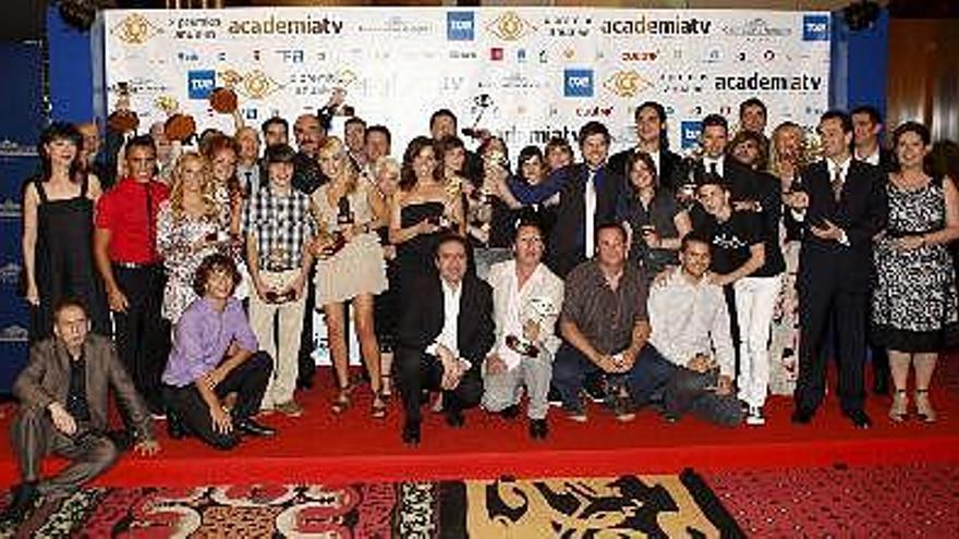 Fotografía de grupo de los premiados en la gala de los X Premios Anuales de la Academia de Televisión, celebrada esta noche en el Casino de Aranjuez.