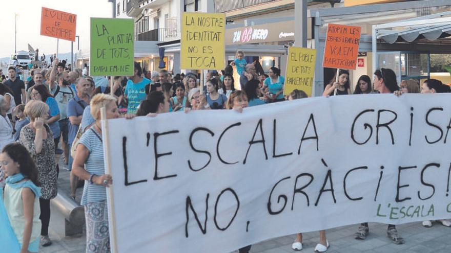 El grup durant l&#039;acció de protesta que van portar a terme ahir a l&#039;Escala.