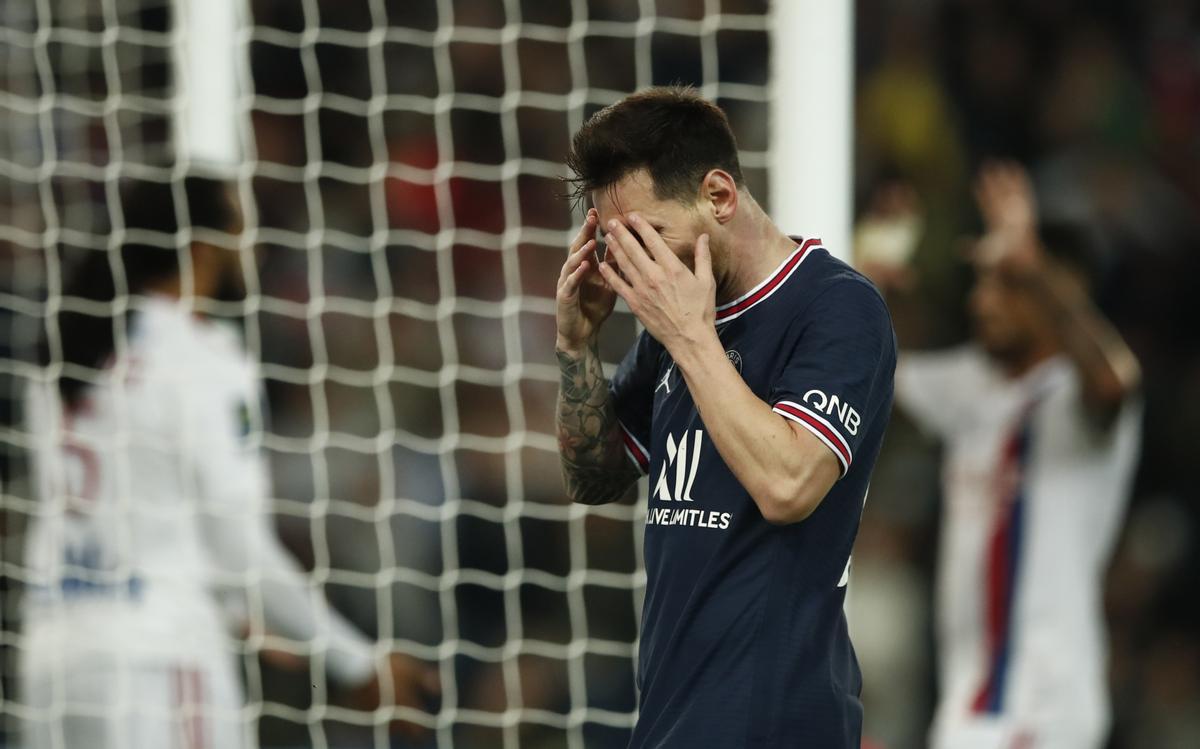 Messi no acaba el partit del PSG, substituït per Pochettino