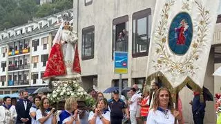 El 'saleo' de Luarca cumple su ritual bajo la lluvia demostrando la fuerza de la tradición