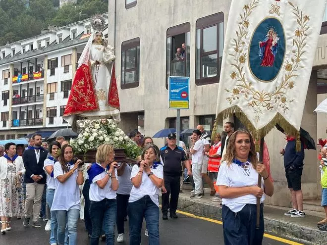 Las fiestas del Rosario de Luarca: emoción y alegría bajo la lluvia