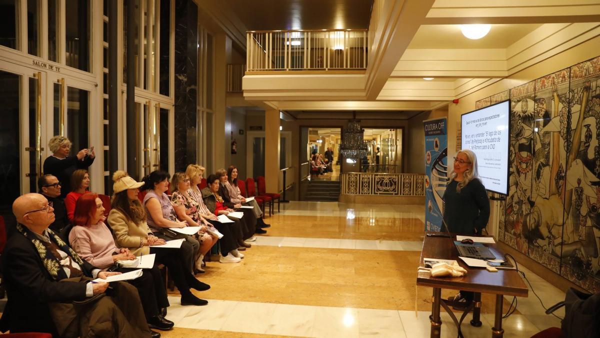 Yolanda Vázquez, a la derecha, impartió ayer ,lunes, en el teatro Campoamor el primer taller "Off Danza", titulado "Mover, ver y entender ‘El lago de los cisnes’", dirigido al público adulto.
