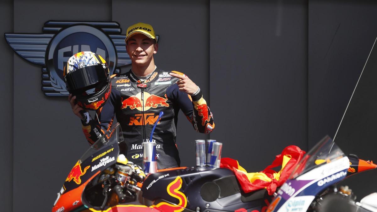 Raúl Fernández celebra la victoria en Portimao.