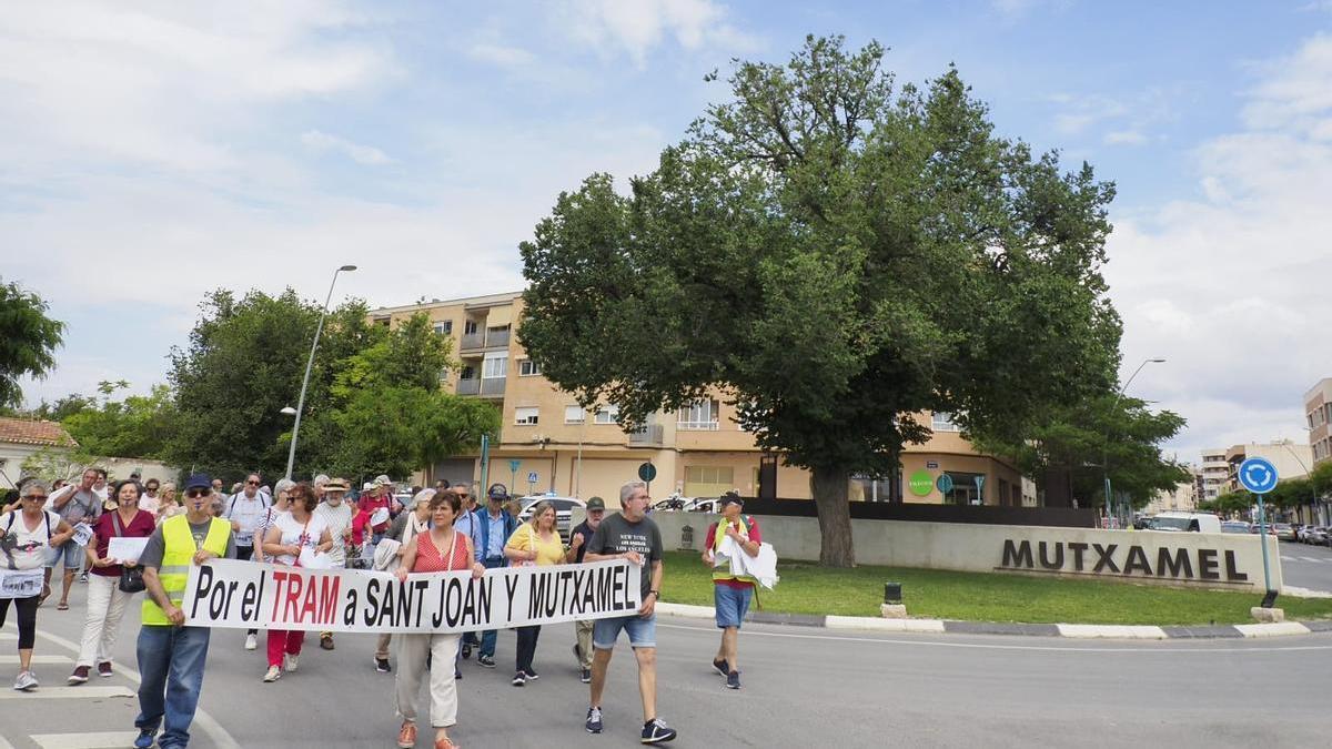 Miembros de la Plataforma Tram en la protesta para exigir que se licite el tramo a Mutxamel.