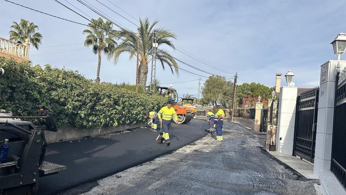 Obras de asfaltado en Peña las Águilas