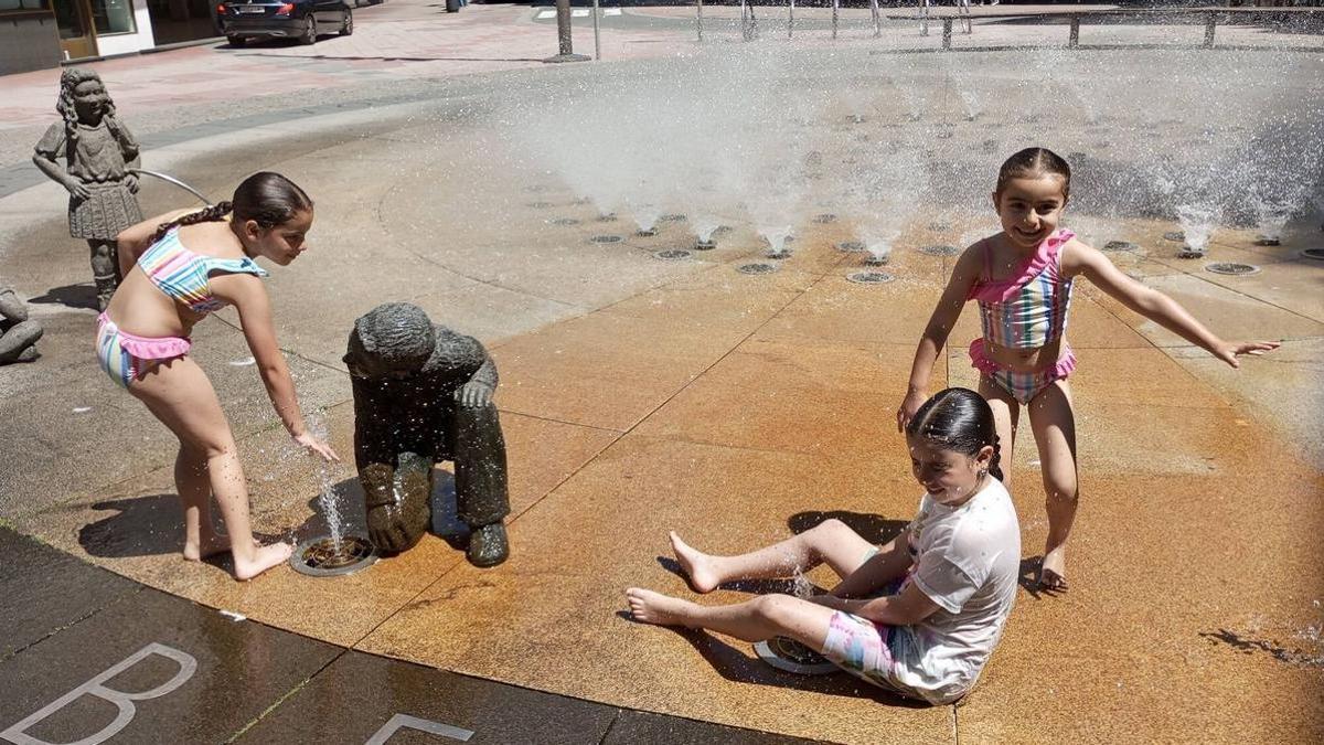 Niños refrescándose por el calor en Pontevedra.