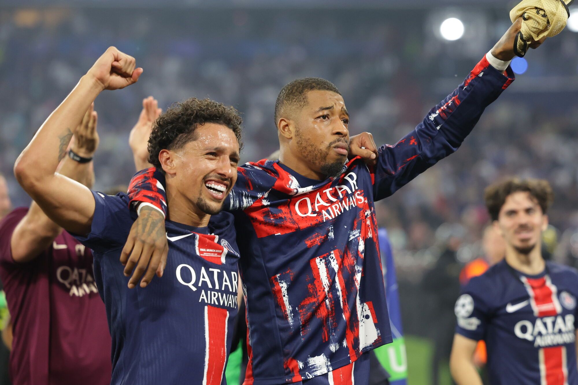 Munich (Germany), 31/05/2025.- Marquinhos (L) of PSG celebrates with team-mate Presnel Kimpembe after winning the UEFA Champions League final between Paris Saint-Germain and Internazionale Milano, in Munich, Germany 31 May 2025. (Liga de Campeones, Alemania) EFE/EPA/CHRISTOPHER NEUNDORF