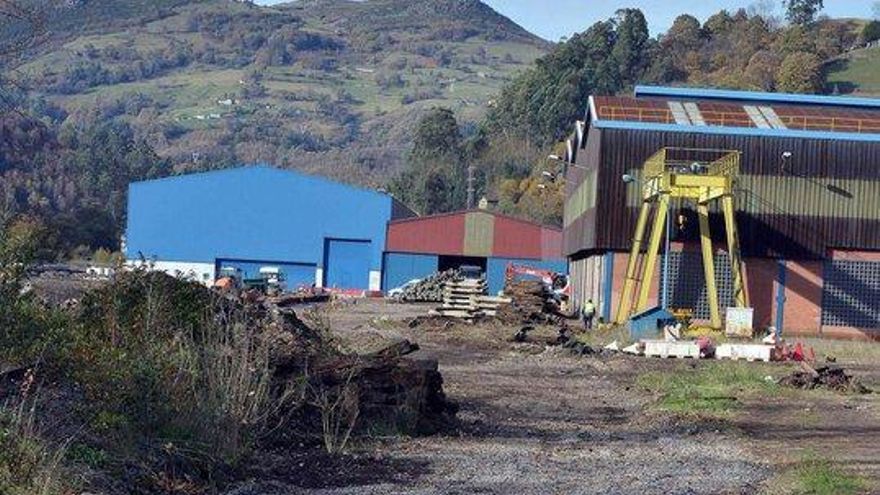 Terrenos de las instalaciones de Felguera Rail en Mieres.