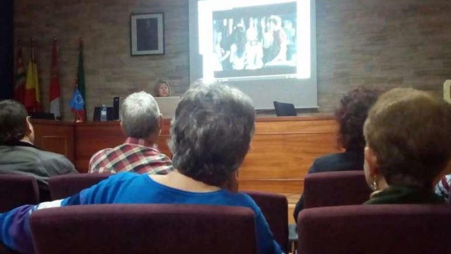 María Jesús del Río en la conferencia pronunciada en Villaralbo.