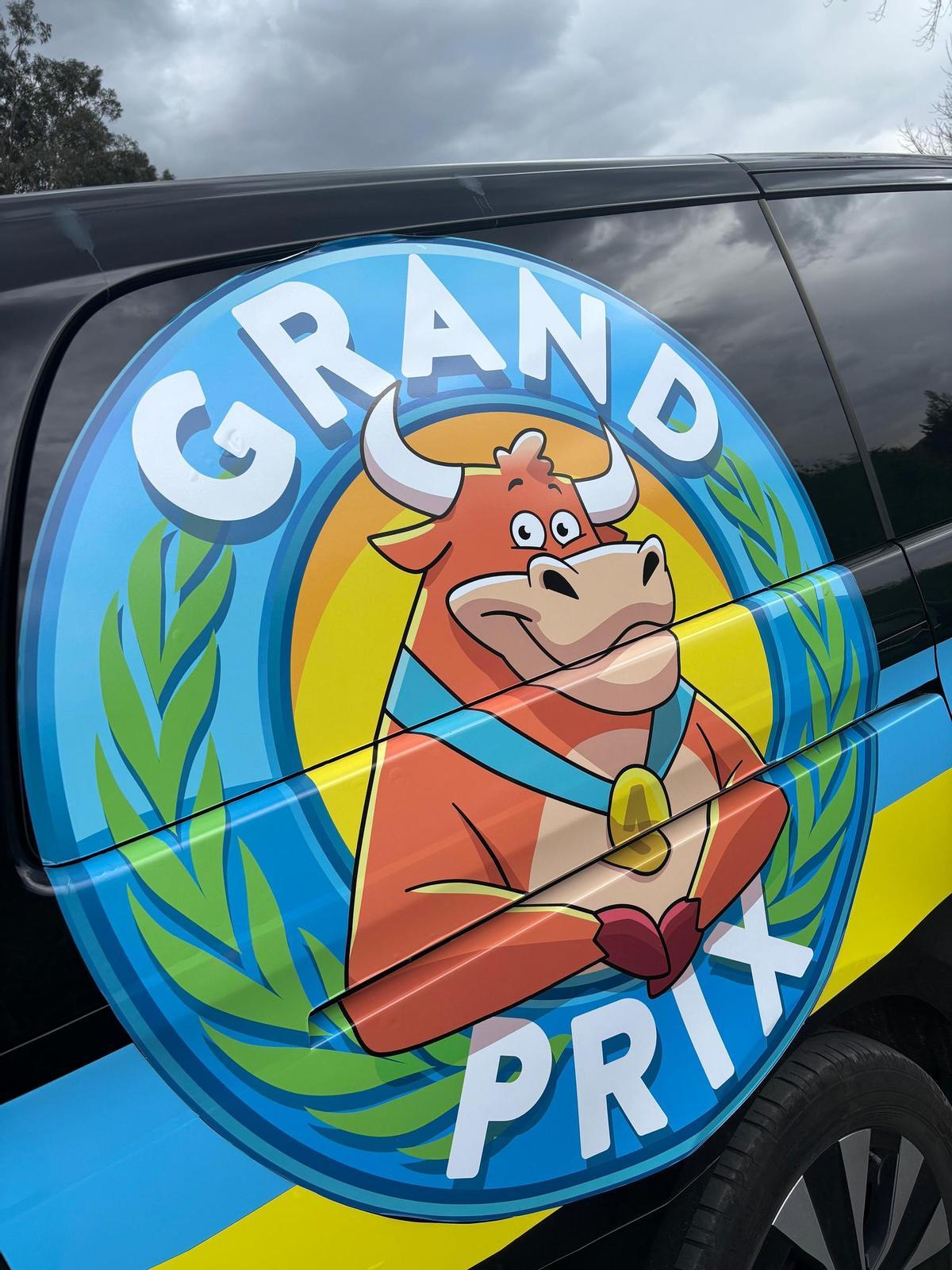 Uno de los vehículos oficiales de la producción del "Grand Prix" en Pravia.