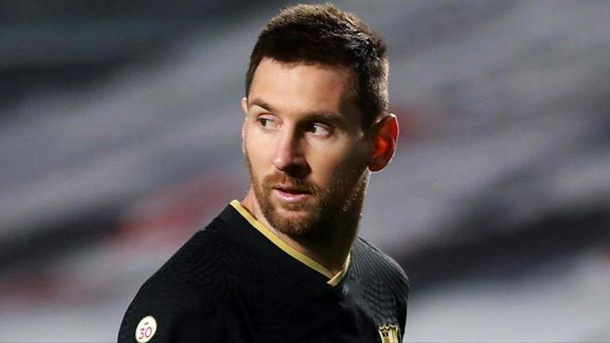 Leo Messi mira hacia atrás, en un partido
