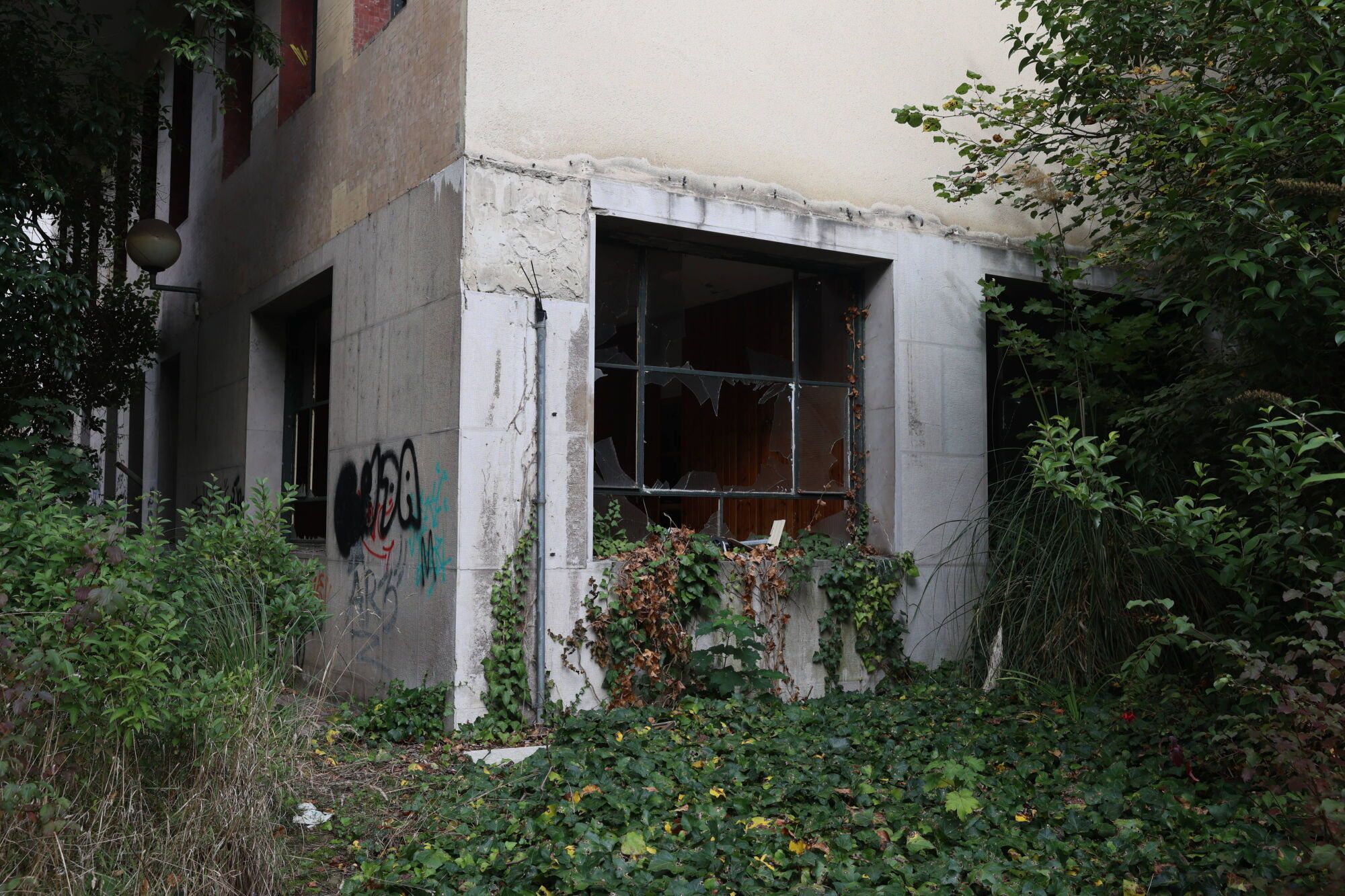 Viejo HUCA. Recorrido por cómo está el viejo hospital.