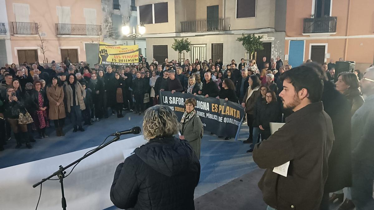 Decenas de vecinos reivindican la necesidad de construir la residencia.