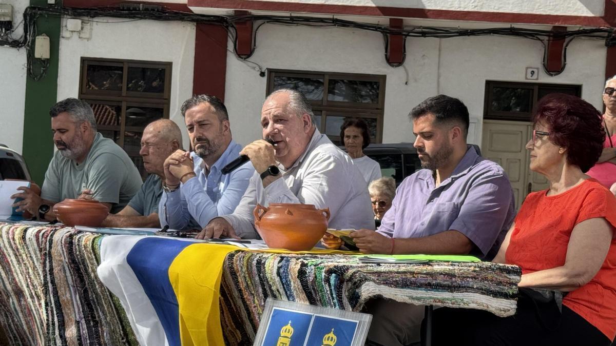 El alcalde Juan Antonio Peña y el edil de Cultura Juan Martel, junto a representantes vecinales.