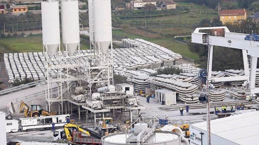 Las dovelas se almacenan en la explanada del valle de As Maceiras, en Redondela, al pie de los túneles.  // Joel Martínez