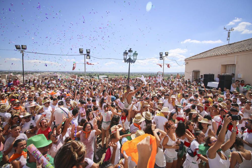 La ermita de San Roque congrega a decenas de personas para comenzar los festejos patronales y de Moros y Cristianos