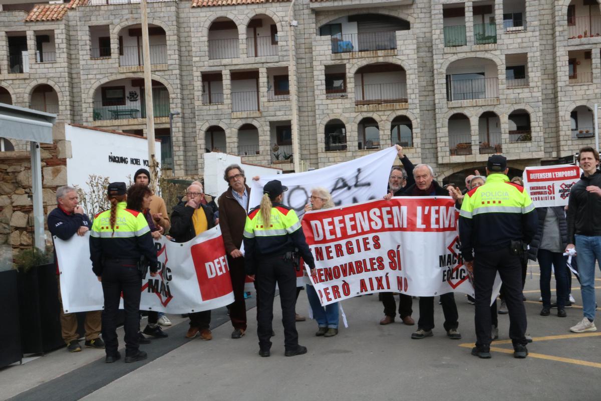 La protesta dels opositors als parcs eòlics marins a l'Escala.