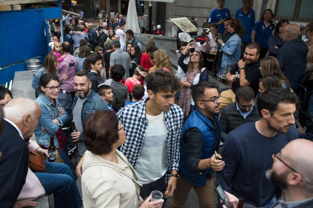 Jugadores del Real Oviedo visitan el chiringuito de la APARO en San Mateo