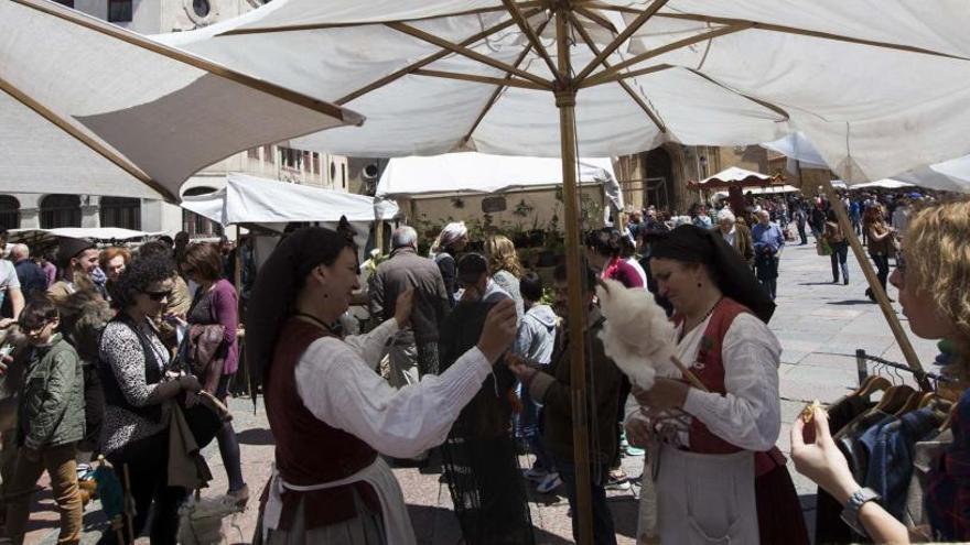 Mercado astur de La Ascensión, el año pasado, en la plaza de la Catedral.