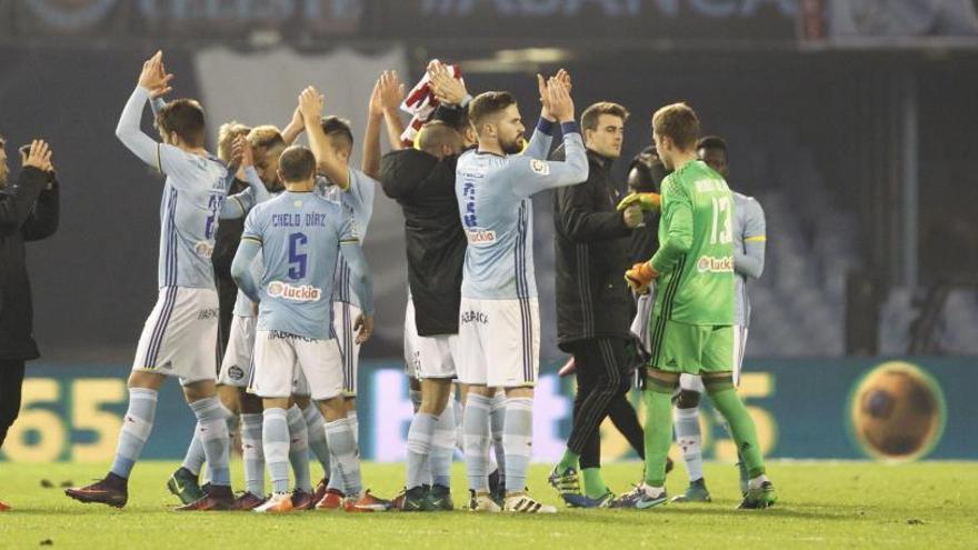 El Celta aplaude el apoyo de la afición tras la cita con el Granada. // J. Lores