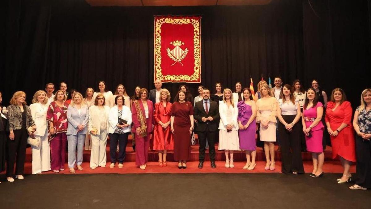 Vila-real homenajea a las reinas y damas de las fiestas de 1976 y 2001