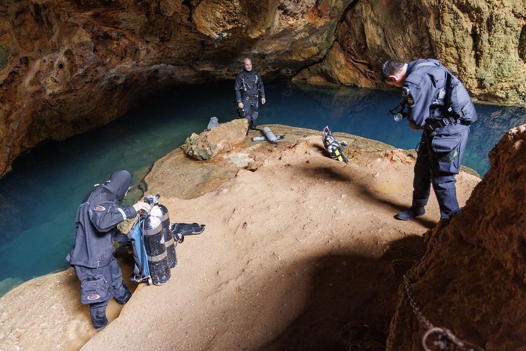 Buceadores en la Cueva del Agua, Isla Plana