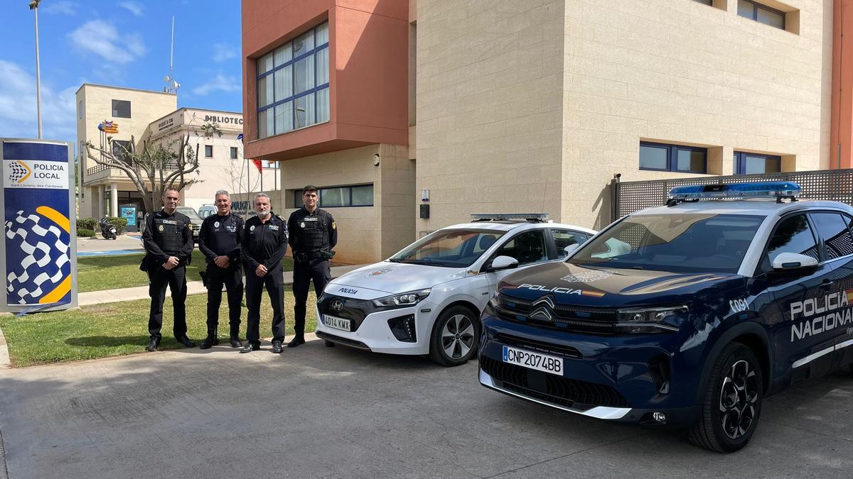 Agentes de la Policía Nacional y de la Policía Local de Sant Llorenç tras la investigación.