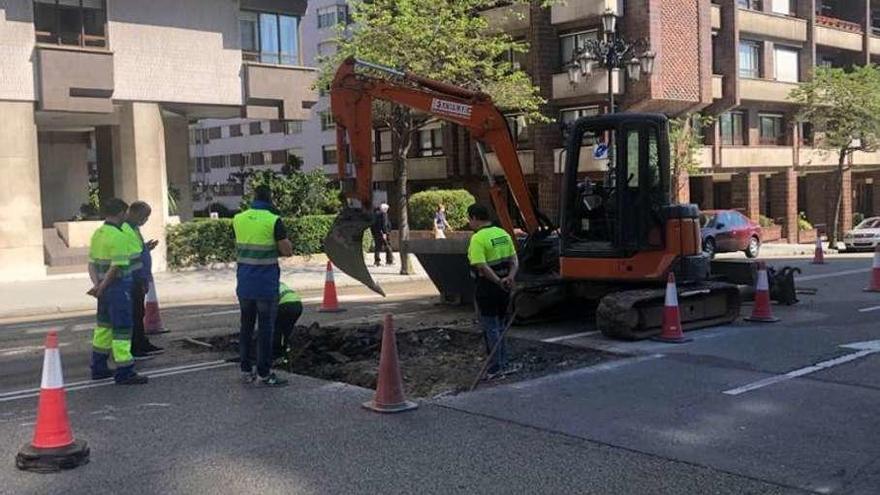 Fuga de agua y reparación exprés en la calle Federico García Lorca