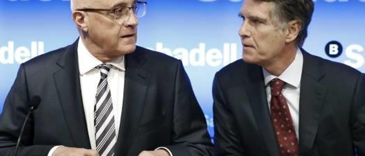 El presidente del Sabadell, Josep Oliu, y el consejero delegado del banco, Jaume Guardiola.