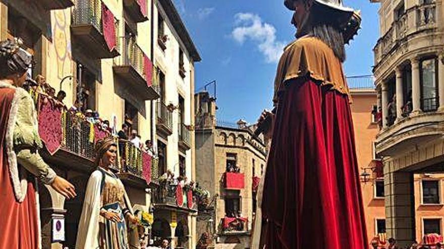 Els gegants executen el seu ball a la plaça Major de Solsona. Els tradicionals ballets folklòrics són l&#039;element inalterable que, tot i repetir-se cada any, desperten expectació