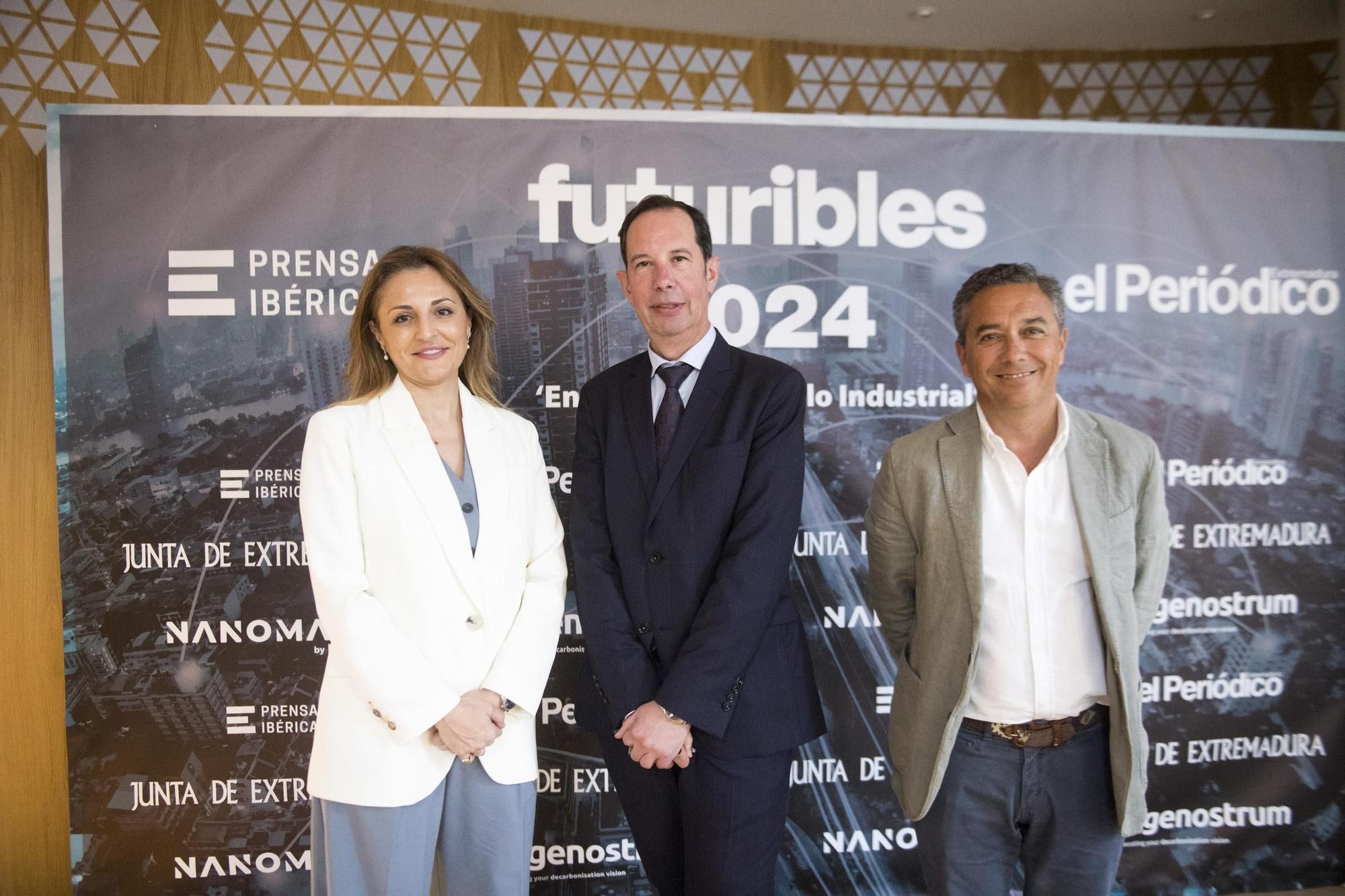 Lidia Curto, directora de Comunicación, RRII, y RSC de Ingenostrum; Emilio Aunión Vázquez, responsable  en Extremadura y Vicente Sánchez (Clúster de la Energía).