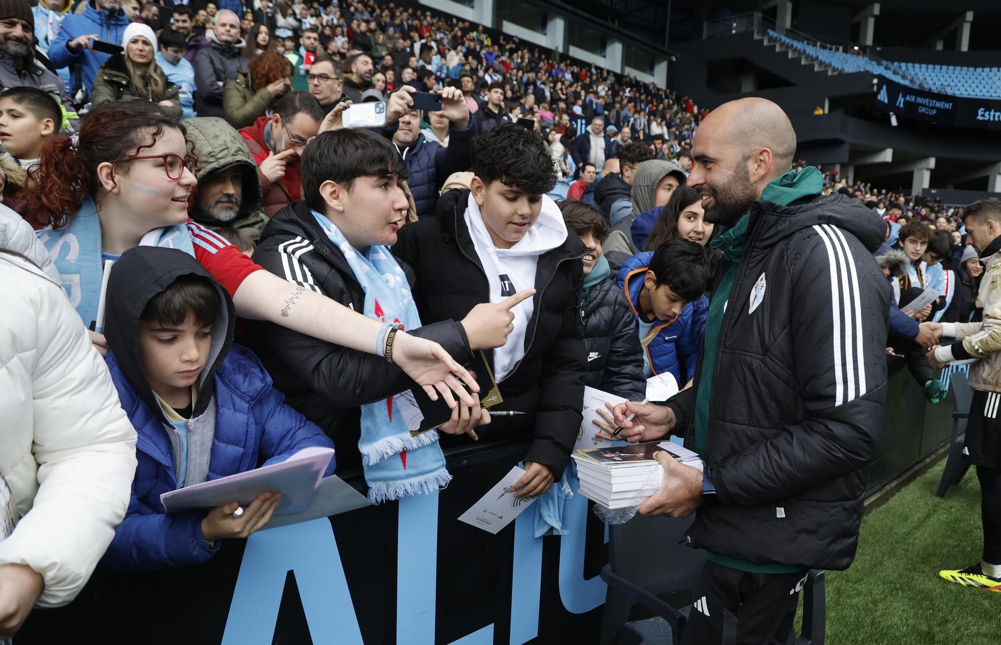 Cientos de aficionados disfrutan del entrenamiento del Celta en Balaídos