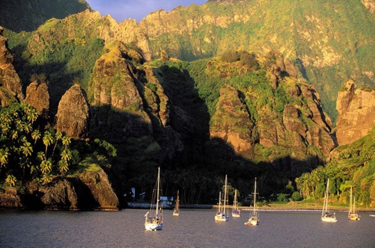 Barcos anclados en Bahía de Vírgenes en la isla de Fatu Hiva. Barcos anclados en Bahía de Vírgenes en la isla de Fatu Hiva.
