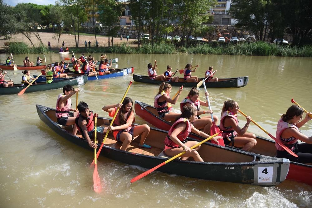 Més de 170 persones participen en la sisena Competició de Canoes al riu de Sallent