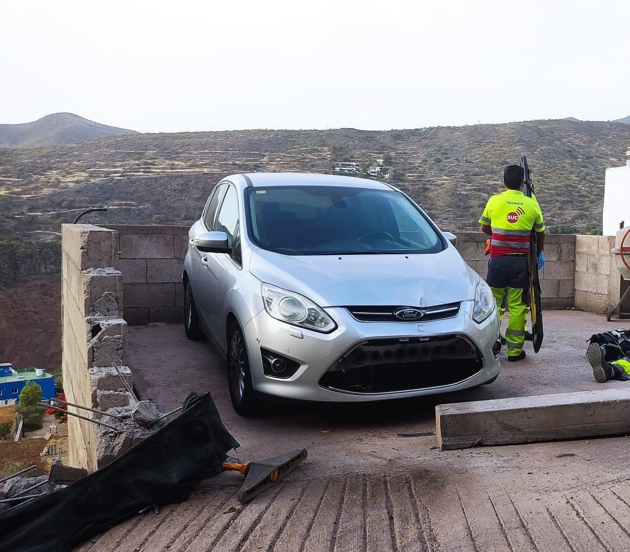 Un camión de la basura se lleva por delante un coche y parte de una vivienda en Valsequillo