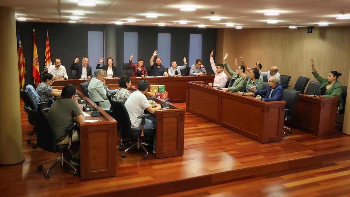El Ayuntamiento de Onda ha dado luz verde en pleno extraordinario, con los votos a favor del Partido Popular y el rechazo del grupo municipal socialista y Compromís, a la tramitación administrativa para publicar la licitación del préstamo bancario que dotará al Horizonte Inversor 2024-2027 de 16,4 millones de euros.