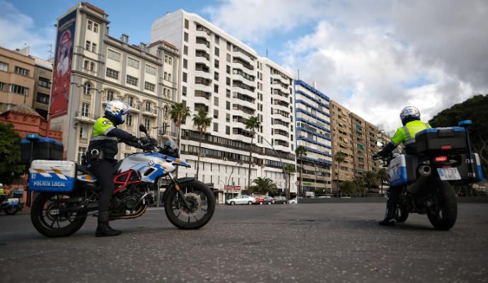 Los agentes controlan las calles de Santa Cruz.