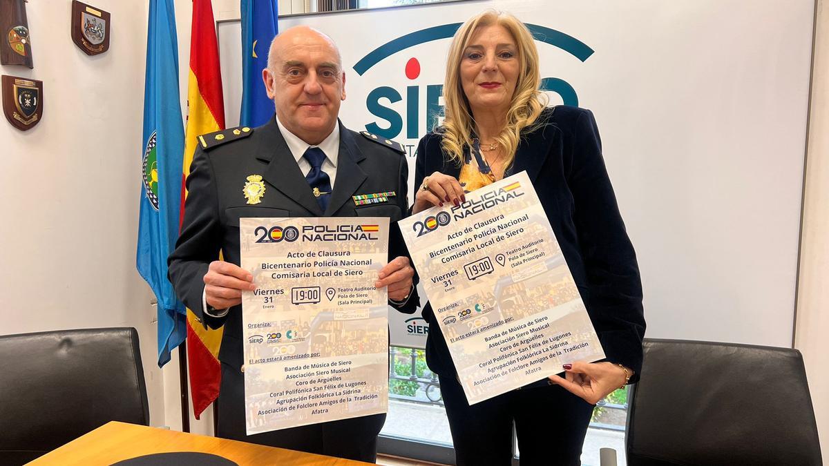 El inspector jefe de la Comisaría de la Policía Nacional de Pola de Siero, Alberto Aragón, y la concejala de Cultura, Recursos Humanos y Policía Local, Aurora Cienfuegos, presentan la clausura del bicentenario de la Policía Nacional