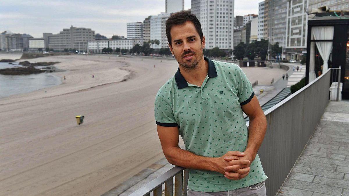 Jordi Adroher posa con la playa de Riazor de fondo.