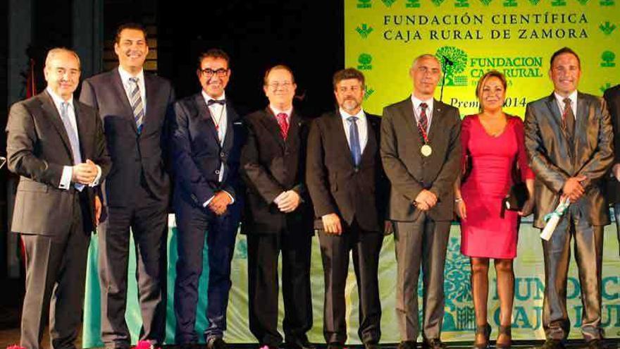 Representantes de Caja Rural junto a Martín Alén y Rosa Valdeón en los premios 2014 de la entidad.