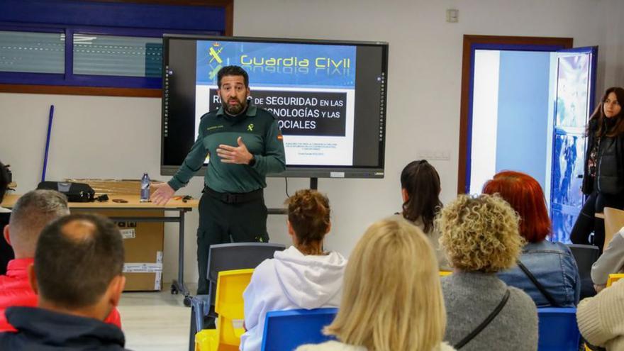 Un momento de la charla celebrada ayer en el Faro das Lúas.   | // I. A.