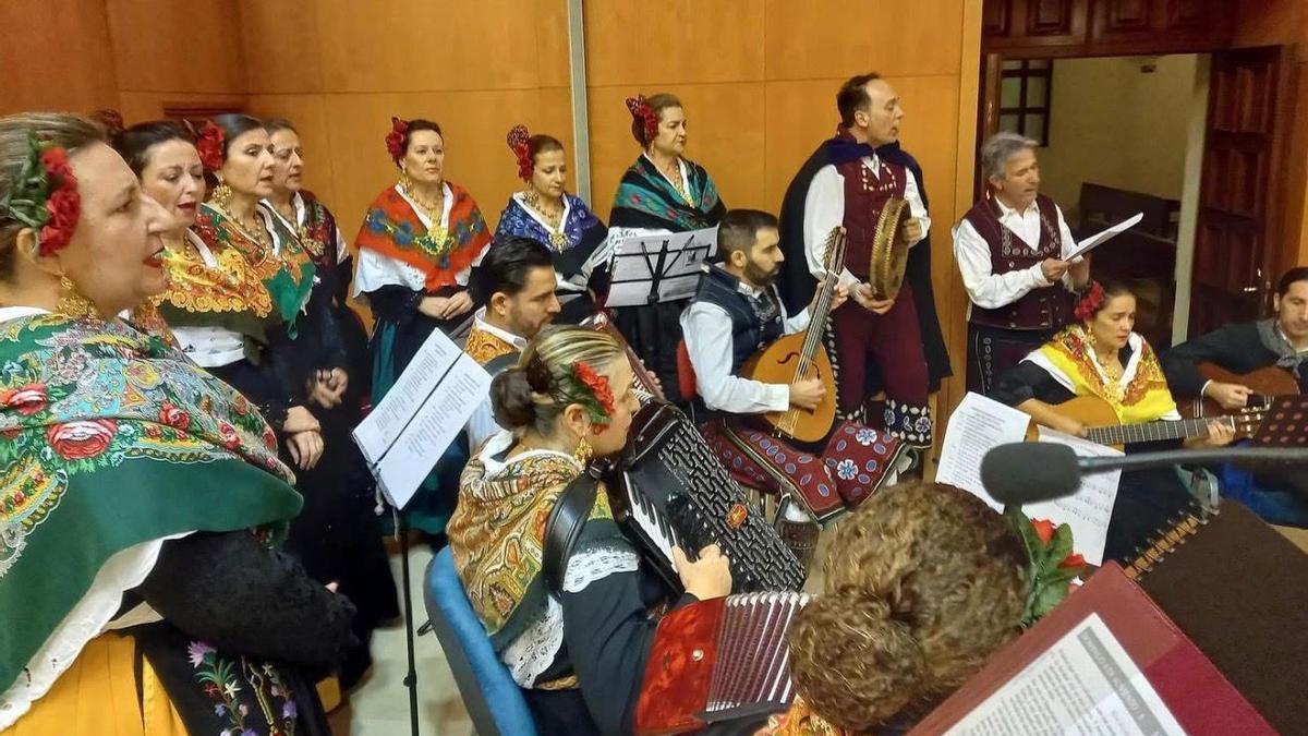 La rondalla del grupo Renacer interpreta la misa de Navidad en la parroquia San Juan de Ribera de Badajoz.