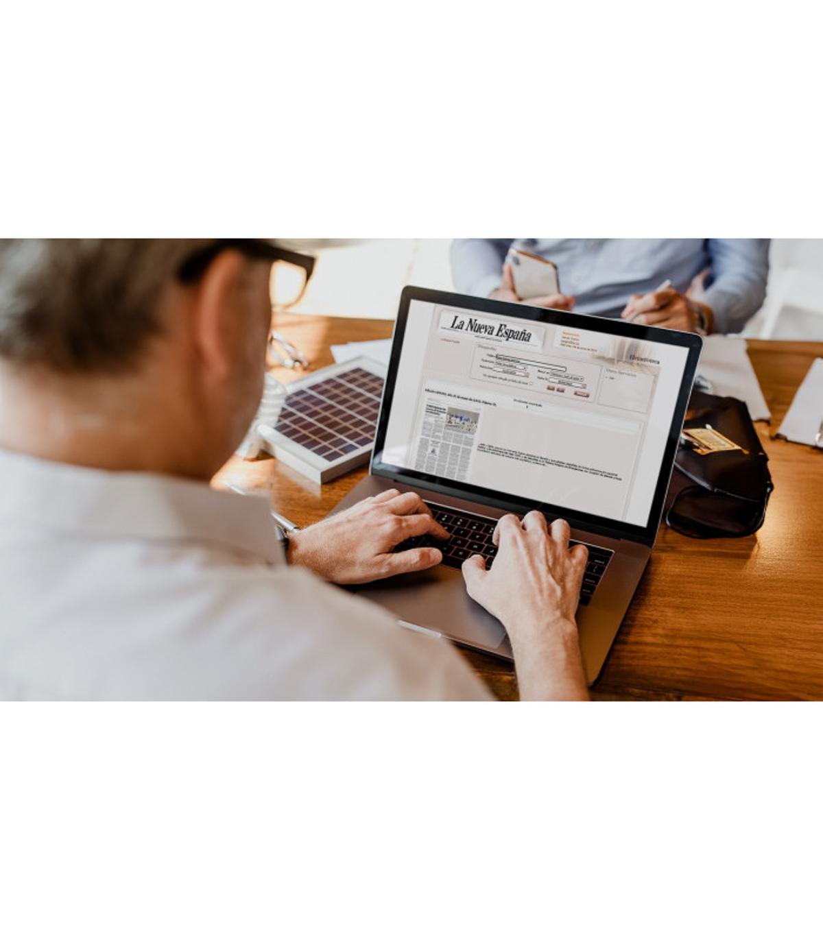 Bono consulta hemeroteca