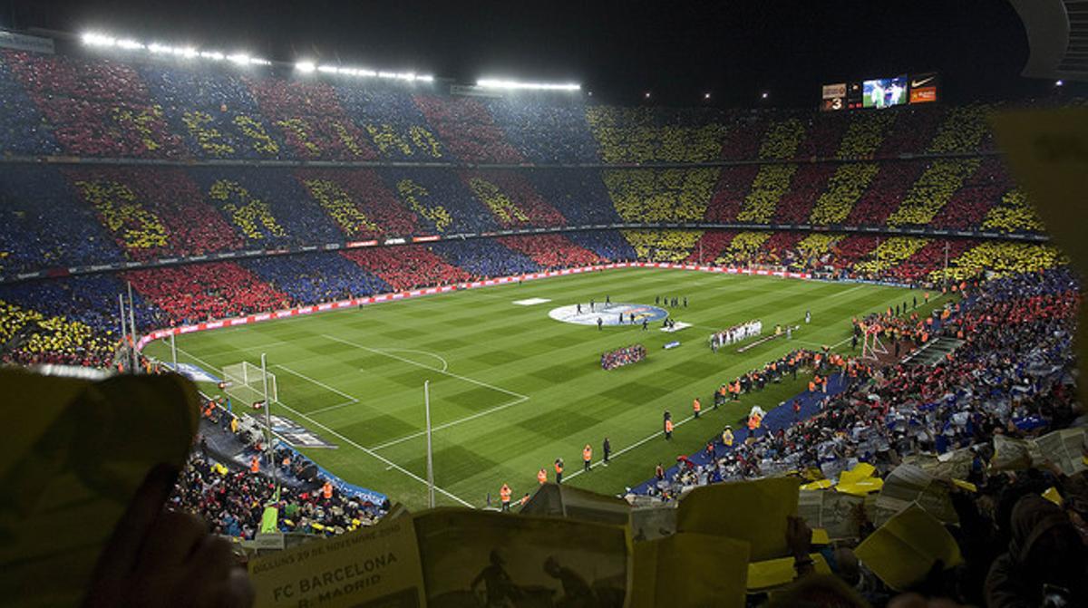 Vista de l’interior del Camp Nou, abans d’un Barça-Madrid, amb les graderies cobertes per un mosaic