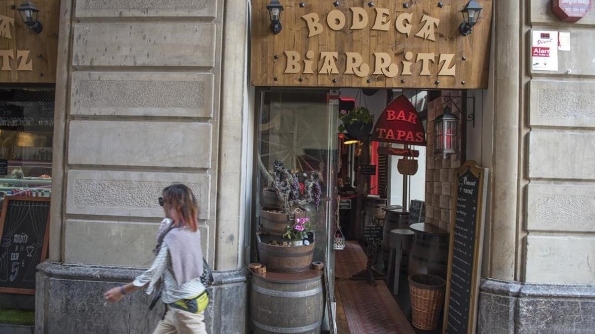 Acceso a la Bodega Biarritz, distinguida en TripAdvisor como mejor restaurante de Barcelona.