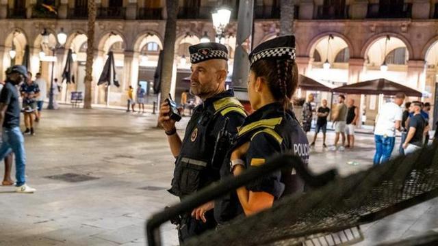 Dos agentes de la Guardia Urbana patrullando la ciudad